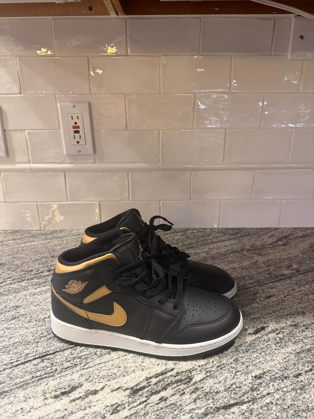 Youth Nike Air Jordan 1 Mid Black/Metallic Gold DQ8423-071 Size 7/Women’s 8.5